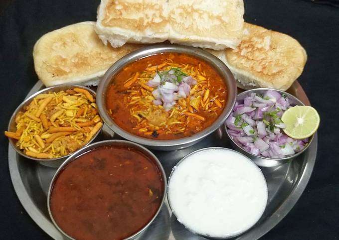 Misal Pav Recipe In Marathi